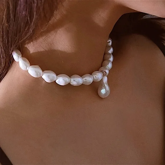 Elegant White Pearl Necklace - Picture 4 of 7